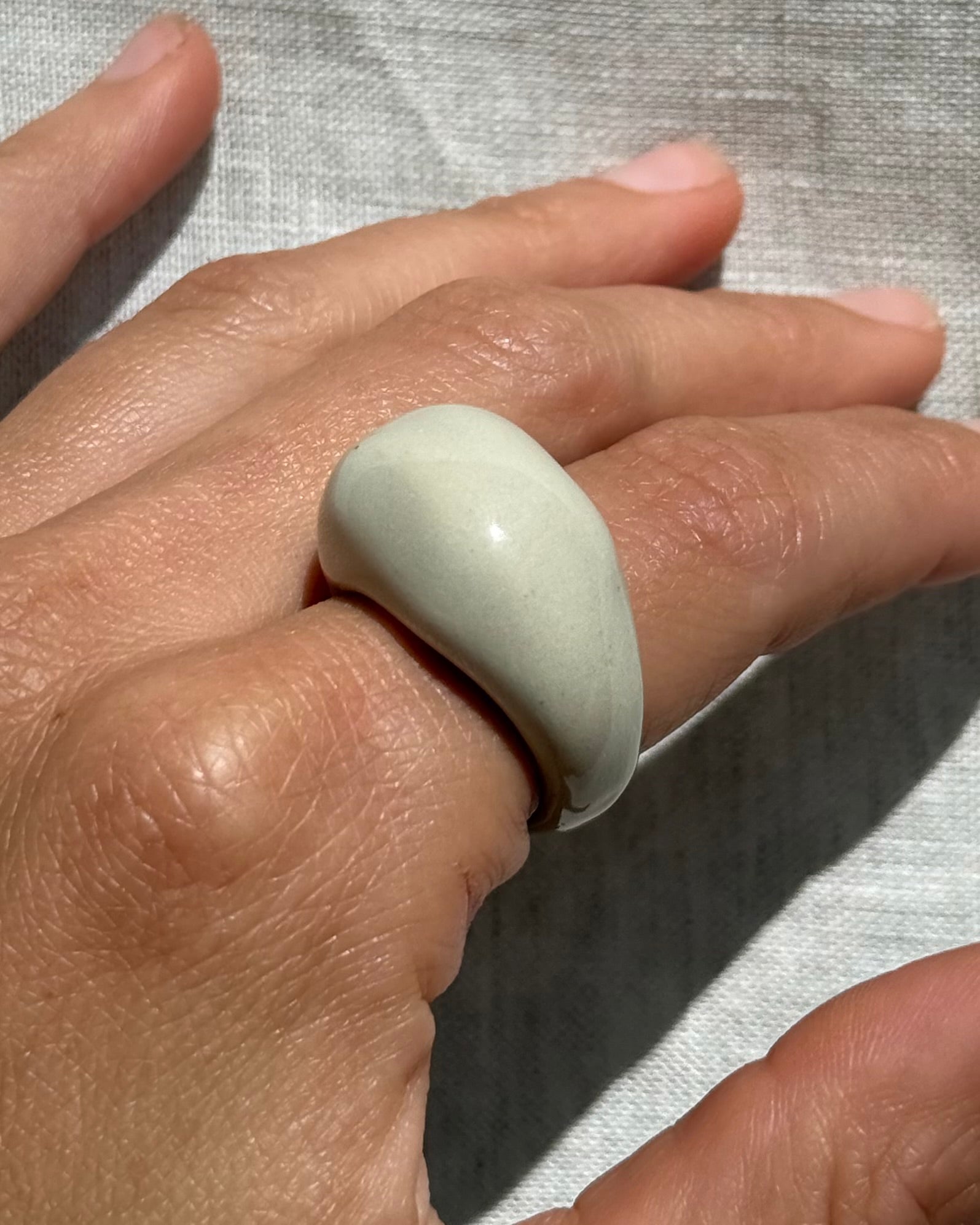 Mondo Ring in Beige